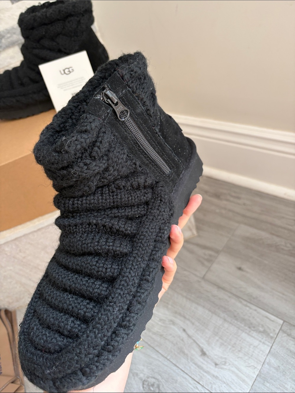 UGG Women's Classic Mini Chunky Knit boots new size 7 - Picture 2 of 5